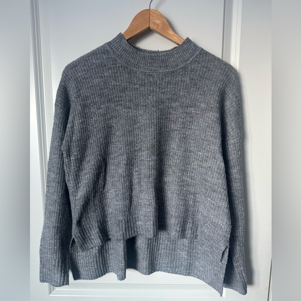 U2B gray high low sweater size L